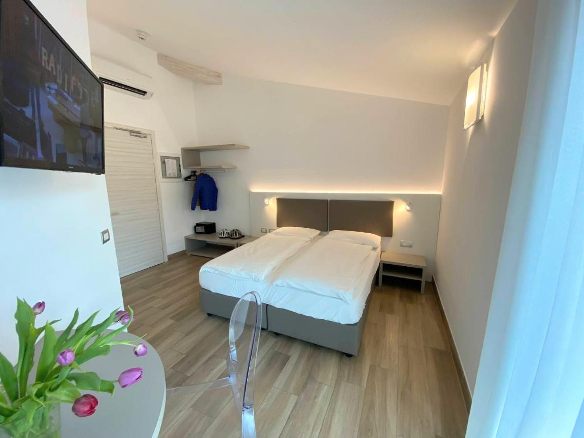 Albergo Garni Francesco Torbole Sul Garda Zewnętrze zdjęcie